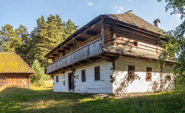 Martin, Slovakya - 08 10 2023: Ahşap kulübe çiftliği - Slovak Köyü Müzesi 'nde geleneksel ahşap evi olan köy