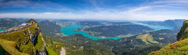Dağlar, Mondsee Gölü, Attersee Gölü, Alpler ve Avusturya ile Schafberg Dağı 'nın tepesinden panoramik manzara