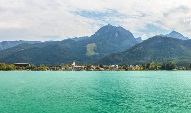 Wolfgangsee Gölü, dağlar ve Strobl kasabası, Alpler, Avusturya