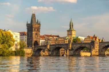 Vltava Nehri 'nden geçerek Charles Köprüsü ve Eski Şehir Köprüsü Kulesi, Prag, Çek Cumhuriyeti