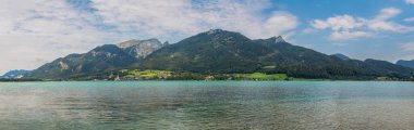 Wolfgangsee Gölü, Schafberg Dağı, Reiningspitz Dağı, Teufelhaus, Vormauerstein ve Sankt Wolfgang kasabası, Alpler, Avusturya