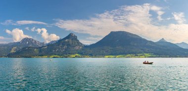 Wolfgangsee Gölü ile manzara, Sparber Dağı ile dağlar, Sankt Wolfgang kasabasından manzara, Alpler, Avusturya