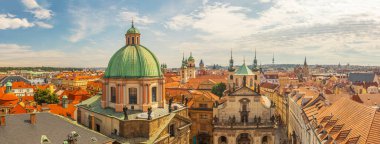St. Salvator Kilisesi ve St. Francis Kilisesi ile Haç Şövalyeleri Meydanı, Charles Köprüsü ve Vltava Nehri yakınında, Prag, Çek Cumhuriyeti