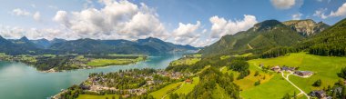 Wolfgangsee Gölü ve Schafberg Dağı yakınlarındaki Sankt Wolfgang kasabası manzaralı.