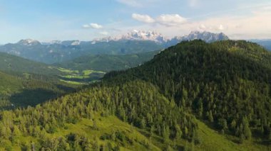 Arkasında Dachstein dağları olan Postalm platosundaki ağaçlık tepelerin havadan görünüşü, Alpler, Avusturya