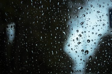 Ayrıntılı olarak yağmur damlalarıyla dolu cam..