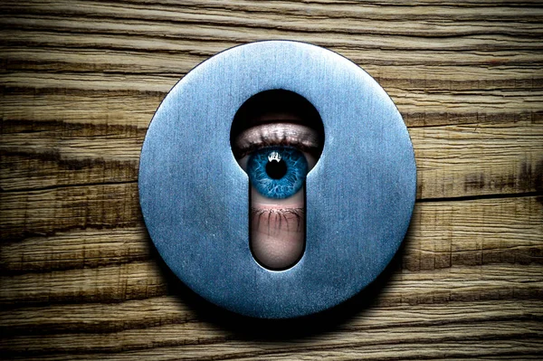 Eye Looks Keyhole Close Detail — Stock Photo, Image