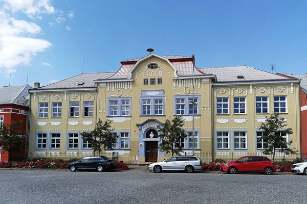 Prikazy República Checa Junio 2023 Edificio Histórico Escuela Primaria Nueva Fotos de stock