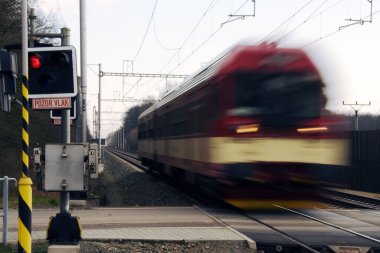 Trafik ışıkları ve işaretler demiryolu geçidi ve yaklaşan tren, Çek Cumhuriyeti