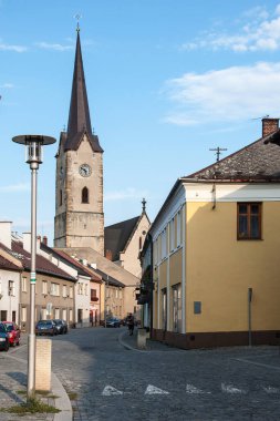 Çek Cumhuriyeti 'nin Mohelnice şehrinin sokaklarından biri olan Canterbury Kilisesi' nin arka planında 