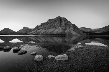 Selam Bow Gölü 2022 'nin Siyah ve Beyaz Karşıtlığı