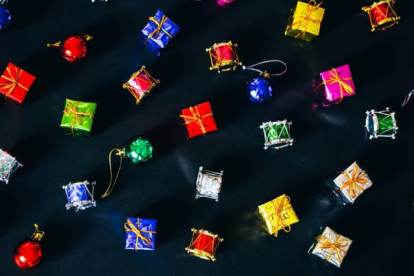 Різдвяний Чорний Фон Маленькі Подарункові Коробки Концепція Напередодні Нового Року — стокове фото