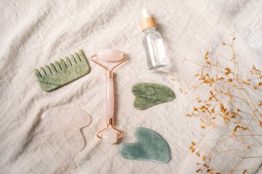 Yüz silindirleri, masaj aleti kazıyıcısı, tarak ve doğal taşlar. Kişisel bakım akupunktur seti