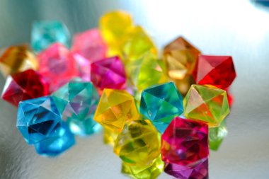 Çok renkli kristal arka plan. Bulanık, sönük parlak mücevherler..