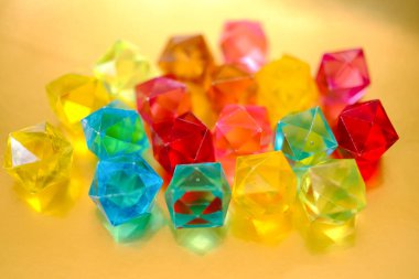 Çok renkli kristal arka plan. Bulanık, sönük parlak mücevherler..