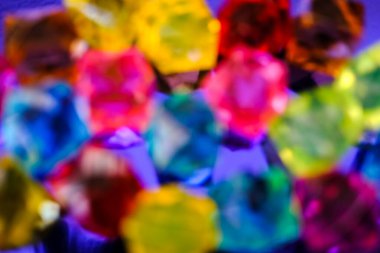 Çok renkli kristal arka plan. Bulanık, sönük parlak mücevherler..