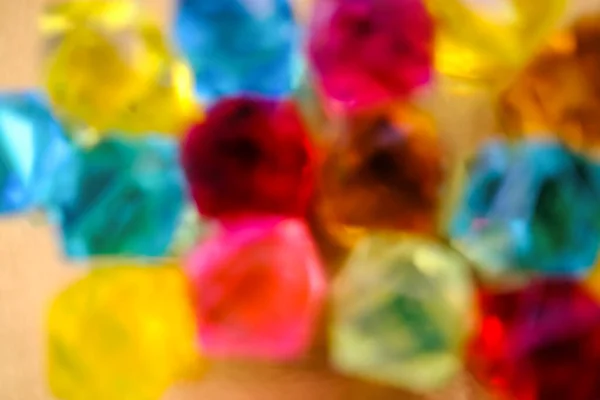 多色結晶の背景 赤く焦点を当てた明るい宝石 — ストック写真