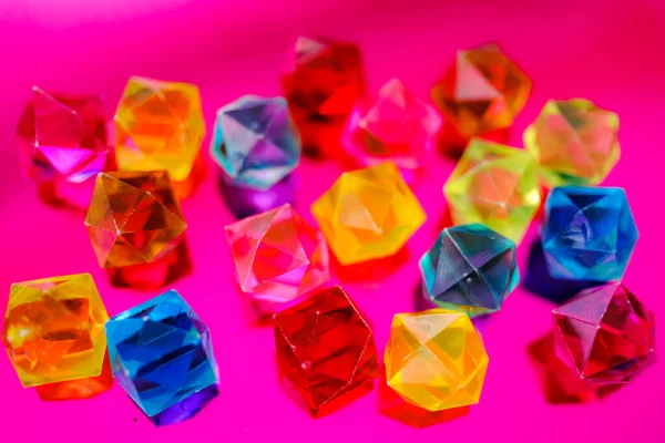 多色結晶の背景 赤く焦点を当てた明るい宝石 — ストック写真