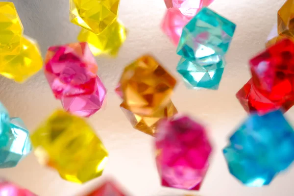 Mnohobarevné Krystalové Pozadí Rozmazané Rozostřené Zářivé Drahokamy — Stock fotografie