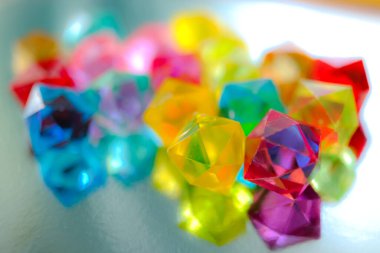 Çok renkli kristal arka plan. Bulanık, sönük parlak mücevherler..