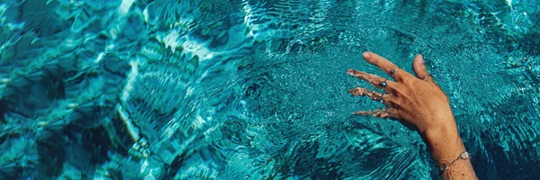Imagem Recortada Mão Mulher Desfrutando Água Azul Piscina Férias Verão — Fotografia de Stock