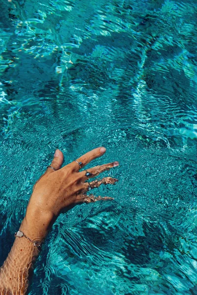 Yüzme Havuzunda Mavi Suyun Tadını Çıkaran Kadın Eli Görüntüsü Yaz — Stok fotoğraf