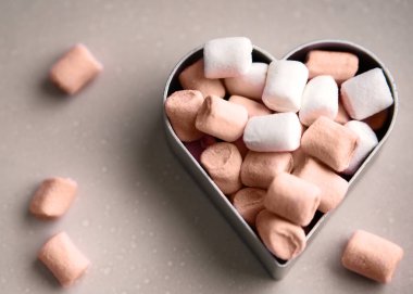 Marshmallow 'dan yapılmış moka rengi kalp örneği. 2025 yıllık renk.