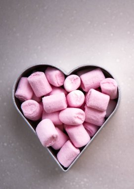 Pembe tatlı marşmelov kalp. Sevgililer Günü. Tatil kartı.