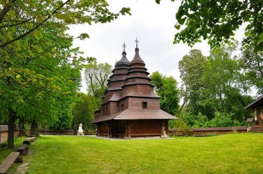 18. yüzyılın Ukrayna köyü, otantik binalar, Ukrayna ahşap kilisesi.