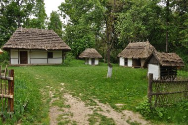 18. yüzyılın Ukrayna köyü. Otantik binalar. Ukrayna evleri.