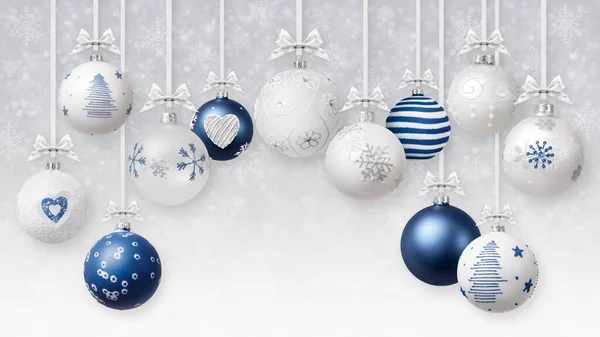 シルバーの光沢のあるリボン弓とキラキラパターンを持つメリークリスマスブルーと白の真珠の装飾ボールは ぼやけた光雪の背景にぶら下がっている ギフトグリーティングカード プロモーションバナーテンプレート — ストック写真