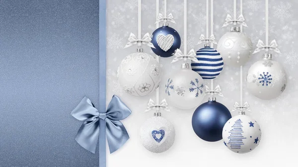 光沢のあるリボン弓とキラキラパターンを持つメリークリスマスの装飾的な青と白のボールは ぼやけた光雪の背景にぶら下がっている ギフトグリーティングカードプロモーションバナーテンプレート コピースペース — ストック写真