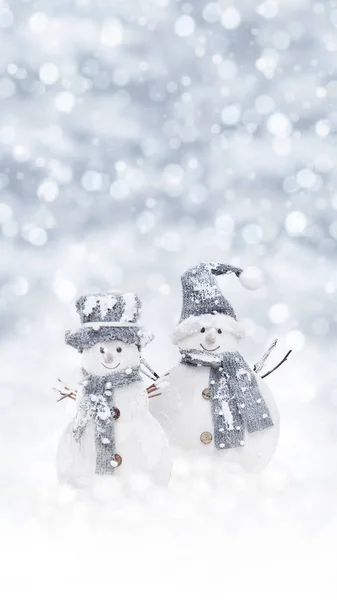 Снеговик Фоне Сверкающих Боке Синих Белых Огней Рождественской Концепцией Подарочных — стоковое фото