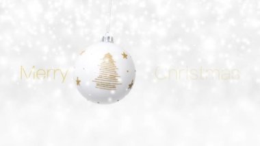 Mutlu noel mesajları ve asılı beyaz top, kar arka planında izole edilmiş parlak altın ağaçla süslenmiş, beyaz noel konsepti şablonu, tebrik kartı veya reklam pankartı