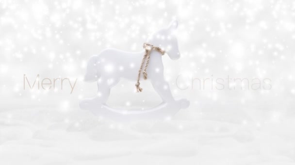Merry Christmas Tekst Sneeuw Achtergrond Met Schommelpaard Geïsoleerd Sneeuwvlokken Witte Videoclip