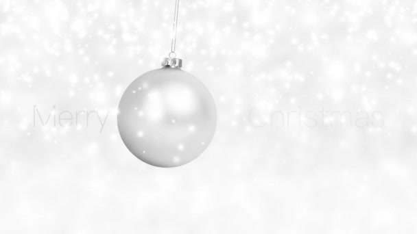 Merry Christmas Tekst Opknoping Zilveren Bal Bungelen Geïsoleerd Sneeuw Achtergrond Rechtenvrije Stockvideo