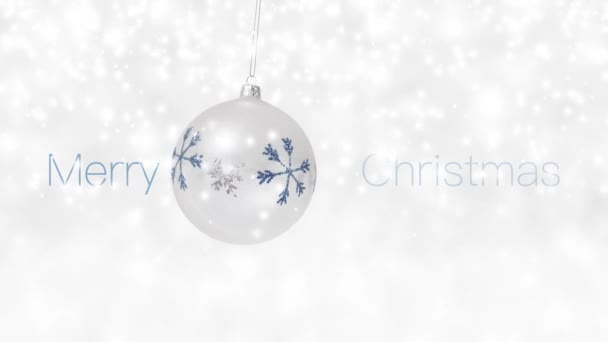 Frohe Weihnachten Text Und Hängende Silberne Kugel Mit Glänzenden Schneeflocke Stockvideo