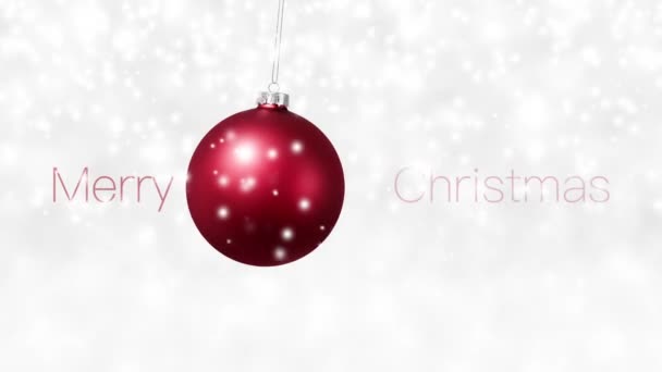 Vrolijk Kerstbericht Opknoping Rode Bal Bungelen Geïsoleerd Sneeuw Achtergrond Witte Rechtenvrije Stockvideo's