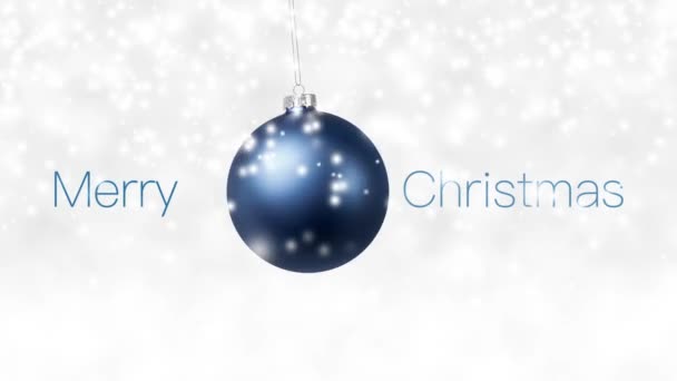 Vrolijke Kersttekst Opknoping Gekleurde Ballen Bungelen Geïsoleerd Sneeuw Achtergrond Witte — Stockvideo