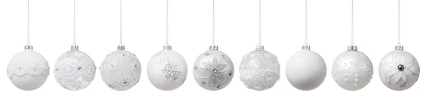 メリークリスマスは 白い背景 オブジェクトテンプレート グリーティングギフトカードやプロモーション広告バナーに隔離された かぎ針編みの生地の花とキラキラ真珠のパターンで飾られた白いハンギングボールを設定します — ストック写真