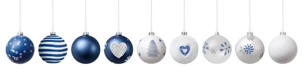 メリークリスマスは 白の背景 オブジェクトテンプレート グリーティングギフトカードやプロモーション広告バナーに隔離されたハート 雪の結晶とキラキラ真珠のパターンで飾られた青いハンギングボールを設定します — ストック写真