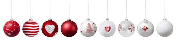 メリークリスマスは 白い背景 オブジェクトテンプレート グリーティングギフトカードやプロモーション広告バナーに隔離されたハート 雪の結晶とキラキラ真珠のパターンで飾られた赤いハンギングボールを設定します — ストック写真