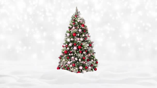 Gedecoreerde Kerstboom Met Rode Ballen Met Sprankelende Fee Verlichting Geïsoleerd Stockvideo's