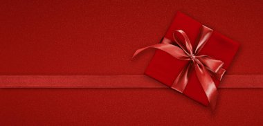 Noel şablonu ya da alışveriş reklamları için kırmızı arkaplanda izole edilmiş parlak kırmızı kurdele bant ve boş hediye kartı hediye kutusu mevcut.