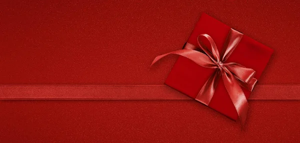Пустая Открытка Подарком Коробка Подарка Настоящее Яркий Блестящий Красный Лента — стоковое фото