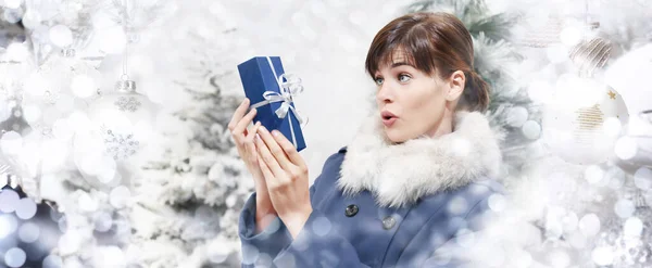Mujer Sorprendida Recibir Feliz Paquete Caja Regalo Navidad Aislado Fondo —  Fotos de Stock