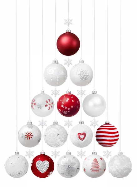 メリークリスマスのコンセプト 光沢のあるガラスは 白の背景に隔離された クリスマスツリーを形成する赤いボールを飾られたプロモーションやショッピング広告のためのテンプレート グリーティングギフトカードやバナー表示 — ストック写真
