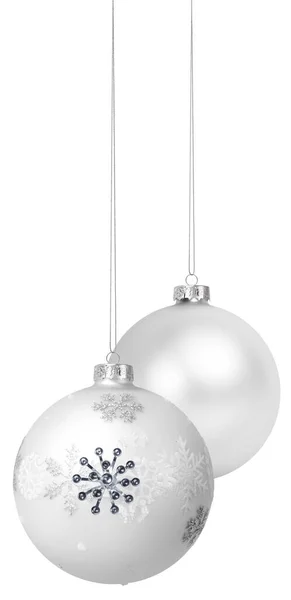 キラキラビーズ雪の結晶パターンで飾られたメリークリスマスハンギングシルバーボールは 白い背景に隔離され グリーティングギフトカードやプロモーション広告バナーのためのオブジェクトテンプレート — ストック写真