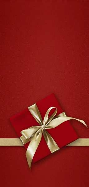 ギフトボックス付きの空白のギフトグリーティングカードが存在し 赤い背景に隔離された明るい光沢のある金色のリボン弓テープ トップビューと陽気なクリスマステンプレートやショッピング広告バナーのためのスペースをコピー — ストック写真