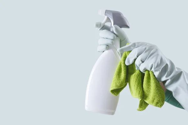 Servicio Limpieza Soluciones Manos Con Guantes Trapos Verdes Botella Spray — Foto de Stock